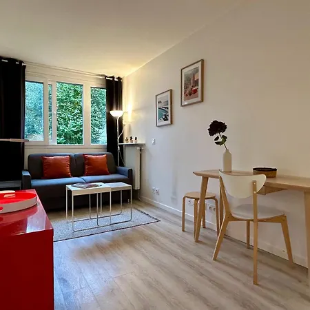 Fully Equipped Near Metro Apartment Paris