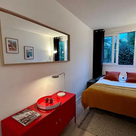 Fully Equipped Near Metro Apartment Paris