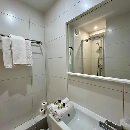 Fully Equipped Near Metro Apartment *